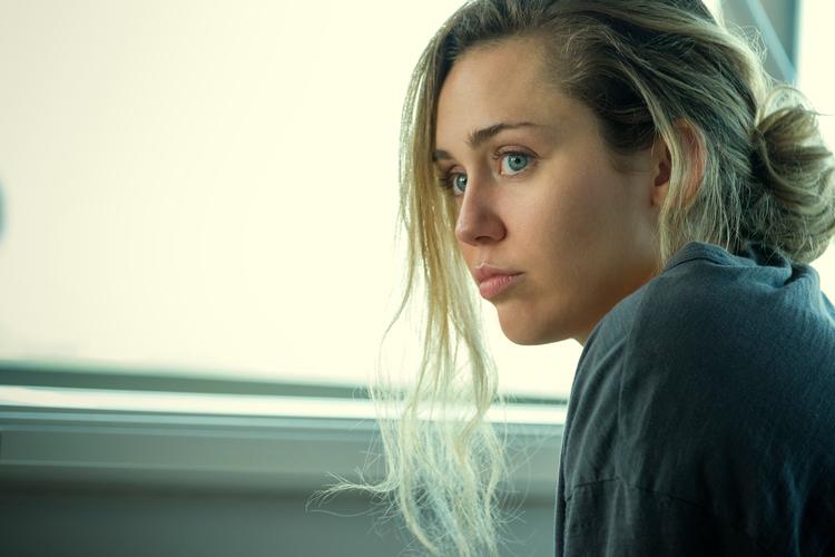 Den amerikanske popstjerne Miley Cyrus spiller popidolet, der via kunstig intelligens får lavet en dukkeversion af sig selv. Foto: Graham Bartholomew/Netflix