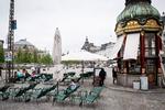 Den gamle telefonkiosk på den genåbnede Kgs. Nytorv har fået ny beboer.
   Foto: Jens Hartmann Schmidt/POLFOTO