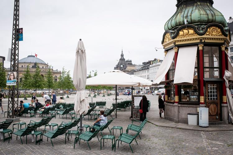 Den gamle telefonkiosk på den genåbnede Kgs. Nytorv har fået ny beboer.
   Foto: Jens Hartmann Schmidt/POLFOTO
