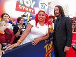 
Keanu Reeves fotograferet med en fan ved premieren på Toy Story 4' i Los Angeles i tirsdags.   Foto: Mario Anzuoni/Ritzau Scanpix