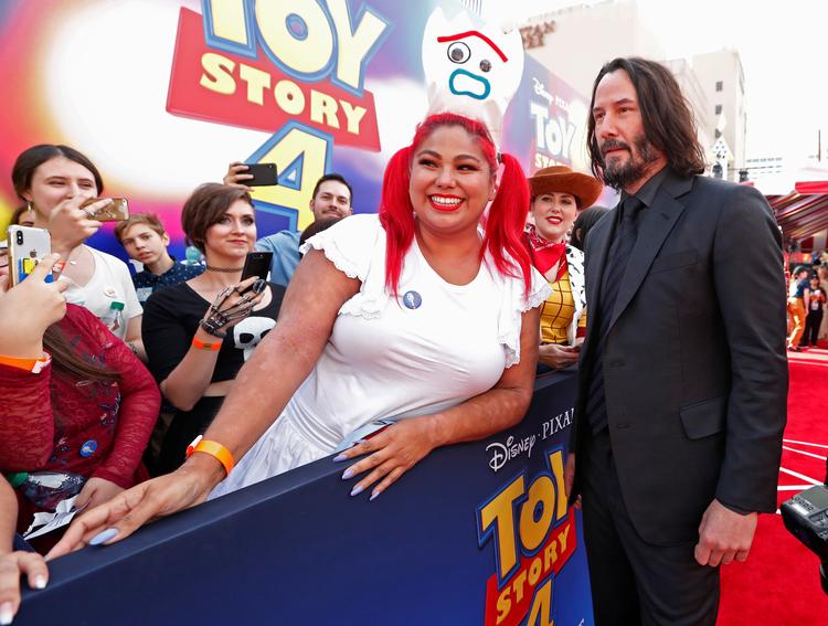 
Keanu Reeves fotograferet med en fan ved premieren på Toy Story 4' i Los Angeles i tirsdags.   Foto: Mario Anzuoni/Ritzau Scanpix