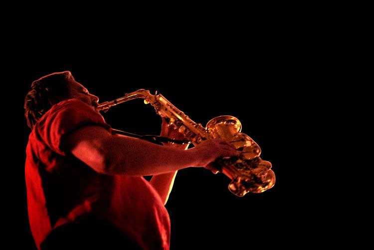 Trommeslager med mere Kresten Osgood står bag spillestedet 5e i Den Brune Kødby, der giver plads til eksperimenterende, improviserende og fri jazz i alle afskygninger. Arkivfoto/billedmanipulation: Cicilie S. Andersen