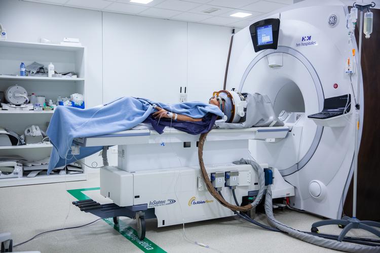 
Den 71-årige Anifer Saliev har rystet de sidste seks år. Det har fået hende til at melde afbud til juleaftner, fødselsdage og andre familiesammenkomster. Foto: Benny Kjølhede/Benny Kjølhede