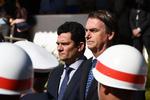  Da Jair Bolsonaro (th.) blev præsident i Brasilien, gjorde han tidligere dommer Sergio Moro til justitsminister. Medie afslører, at Moro kan have banet vejen på ulovlig vis.
   Foto: Evaristo Sa/Ritzau Scanpix