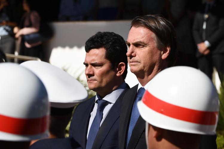  Da Jair Bolsonaro (th.) blev præsident i Brasilien, gjorde han tidligere dommer Sergio Moro til justitsminister. Medie afslører, at Moro kan have banet vejen på ulovlig vis.
   Foto: Evaristo Sa/Ritzau Scanpix