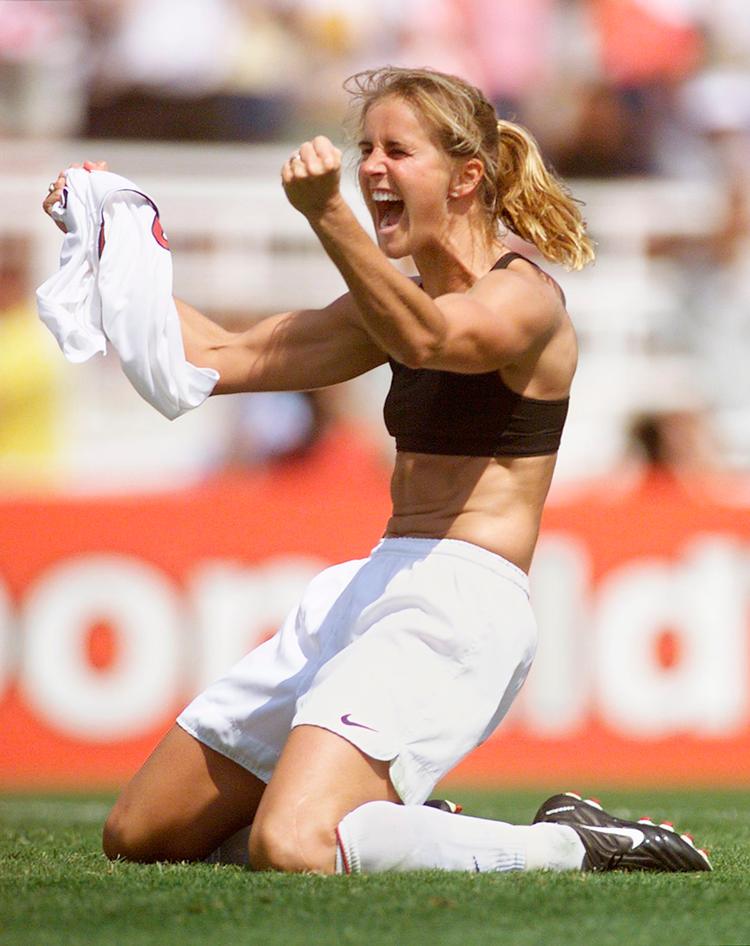 Brandi Chastain var i sine følelsers vold, da hun flåede trøjen af efter sit sejrsmål i VM-finalen.
   Foto: Roberto Schmidt/Ritzau Scanpix