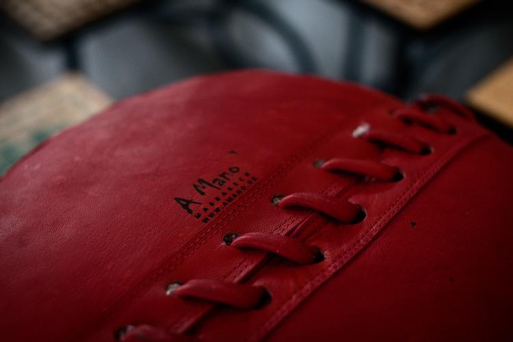 Bettina Heltberg finder en gammel erindringsbog frem, hvor forfatteren fortæller, at den gamle slidte puf, som faren havde bragt hjem fra en rejse til Indien, viste sig at være fyldt med stumper af forældrenes kærlighedsbreve. 
   Foto: Jens Henrik Daugaard/POLFOTO