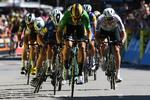 Wout van Aert i den grønne pointtrøje tordner frem til en sikker sejr i massespurten på 5. etape i Critérium du Dauphiné.
 Foto: Anne-christine Poujoulat/Ritzau Scanpix