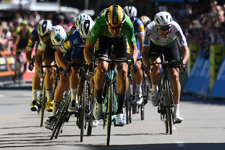 Wout van Aert i den grønne pointtrøje tordner frem til en sikker sejr i massespurten på 5. etape i Critérium du Dauphiné.
 Foto: Anne-christine Poujoulat/Ritzau Scanpix