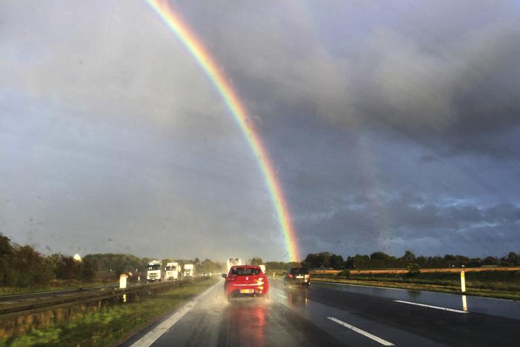 Først sol så regn - gad vide om i får en regnbue.  Foto: Brian Karmark