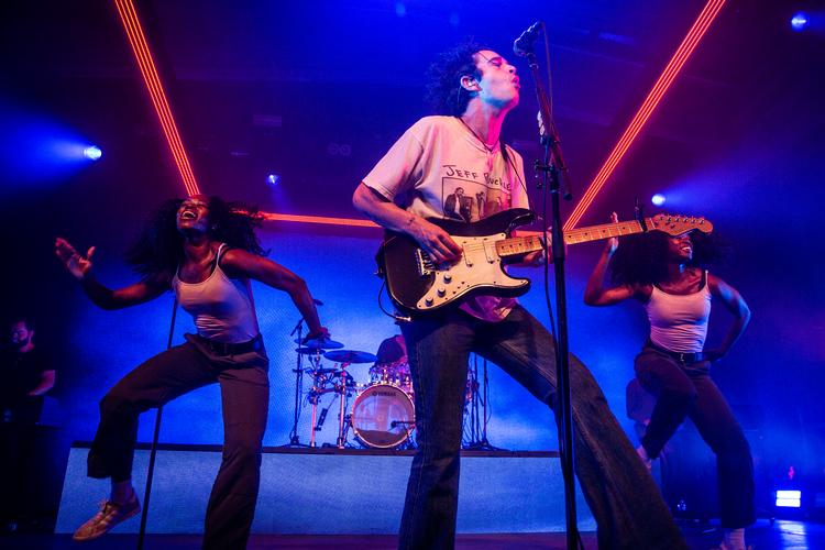 The 1975-forsangeren Matthew Healy, sang både om stofmisbrug og hjertesorger og undskyldte under koncerten for ikke at tale så meget, da han havde en lidt dårlig dag. Det kunne dog ikke mærkes på hverken publikum eller koncerten. Foto: Jens Hartmann Schmidt/POLFOTO