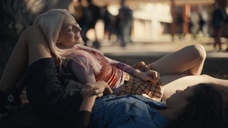 Dette billede af Hunter Schafer som Jules og Zendaya som Rue, er højst sandsynligt det mest sobre, du kommer til at se fra den nye serie 'Euphoria'. Foto: Hbo