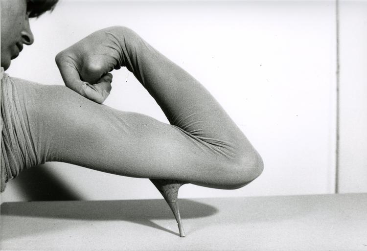  I 1970'erne skabte Birgit Jürgenssen en serie værker med damesko som motiv. Her er det hendes morsomme 'Schuhroulade' fra 1977, som Louisiana netop har erhvervet.  Foto: © Estate Birgit Jürgenssen / VISDA 2019   