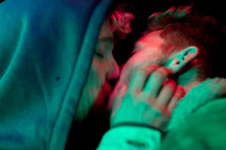 
    To tyske mænd snaver igennem på Roskilde Festival. Snart kan de også gøre det i hjemlandet uden at risikere at blive sendt i terapi. Foto: Nanna Navntoft/POLFOTO