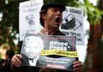 En pro-Assange demonstrant fotograferet foran retsbygningen i London i formiddags. Foto: Hannah Mckay/Ritzau Scanpix