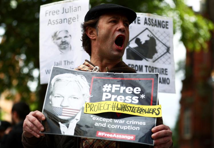 En pro-Assange demonstrant fotograferet foran retsbygningen i London i formiddags. Foto: Hannah Mckay/Ritzau Scanpix