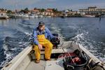 Otto Permin er gammel rejefisker, nybagt radikal vælger og bekymret indbygger i Kalvehave, som er udset til at skulle huse kriminelle udviste på øen Lindholm. Foto: Mads Nissen/POLFOTO