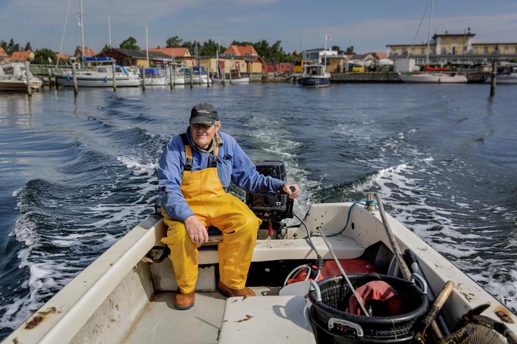 Otto Permin er gammel rejefisker, nybagt radikal vælger og bekymret indbygger i Kalvehave, som er udset til at skulle huse kriminelle udviste på øen Lindholm. Foto: Mads Nissen/POLFOTO