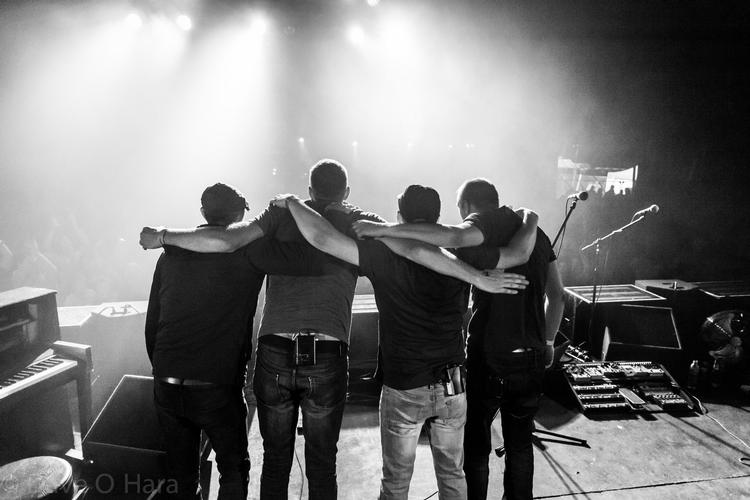 Coldplace beskriver sig selv som verdens førende Coldplay-tribute band. Her modtager de folkets hyldest.  Foto: Presse