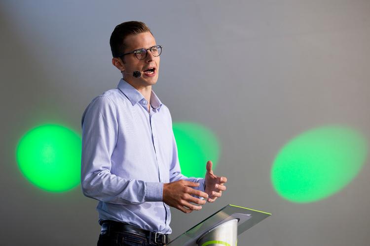 Både Alex Vanopslagh, tv., (LA) og Uffe Elbæk (Alt.) fordøjede vælgernes nylige lussing til deres respektive partier på Folkemødet på Bornholm.
   Foto: Finn Frandsen/POLFOTO