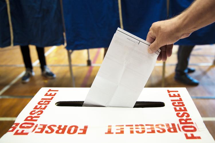 Tænk, hvis valget i 2019 blev det, der får de politiske partier til ved kommende valg at bejle til vælgerne i de udsatte boligområder -ja, i det hele taget til vælgerne i den almene sektor, skriver forsker Gunvor Christensen.
   Arkivtegning: Thomas Borberg