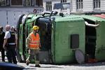 Den væltede skraldebil på H. C . Andersens Boulevard spærrer fortrafikken. 
   Foto: Jens Dresling/POLFOTO