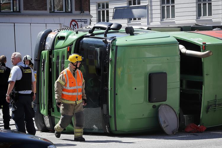 Den væltede skraldebil på H. C . Andersens Boulevard spærrer fortrafikken. 
   Foto: Jens Dresling/POLFOTO