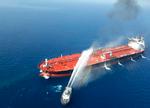 Det norske tankskib 'Front Altair' brød i brand efter angrebet torsdag. På billedet er et iransk flådefartøj ved at bekæmpe ilden.
   Foto: -/Ritzau Scanpix