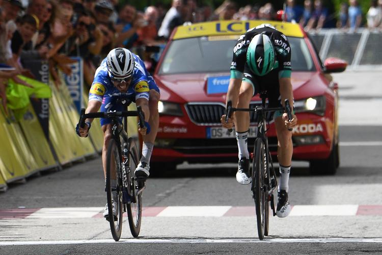 Franskmanden Julian Alaphilippe (t.v.) skyder med maksimal kraftanstrengelse sin cykel frem og passerer lige netop østrigeren Gregor Mühlberger. Foto: Anne-christine Poujoulat/Ritzau Scanpix