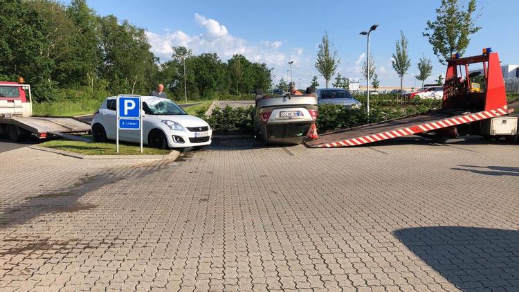 En skypumpe væltede to biler. Den ene ses her stadig liggende på taget, mens den anden er vendt rundt. Ingen mennesker er kommet til skade. Foto: Presse-fotos.dk/Ritzau Scanpix