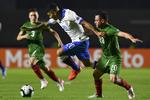 Brasilianske forsøger at vriste Bolivias Alejandro Chumacero og Fernando Saucedo af sig i kampen, hvor Brasilien vandt 3-0. Foto: Pedro Ugarte/Ritzau Scanpix