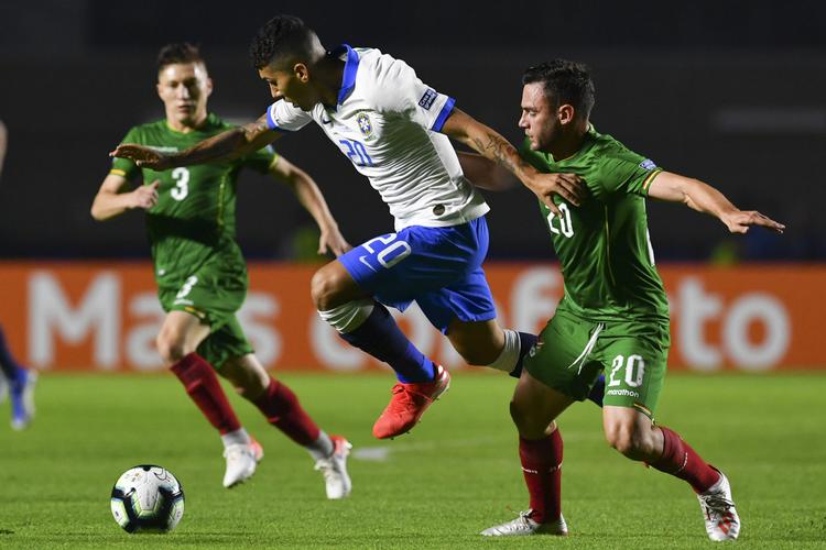 Brasilianske forsøger at vriste Bolivias Alejandro Chumacero og Fernando Saucedo af sig i kampen, hvor Brasilien vandt 3-0. Foto: Pedro Ugarte/Ritzau Scanpix