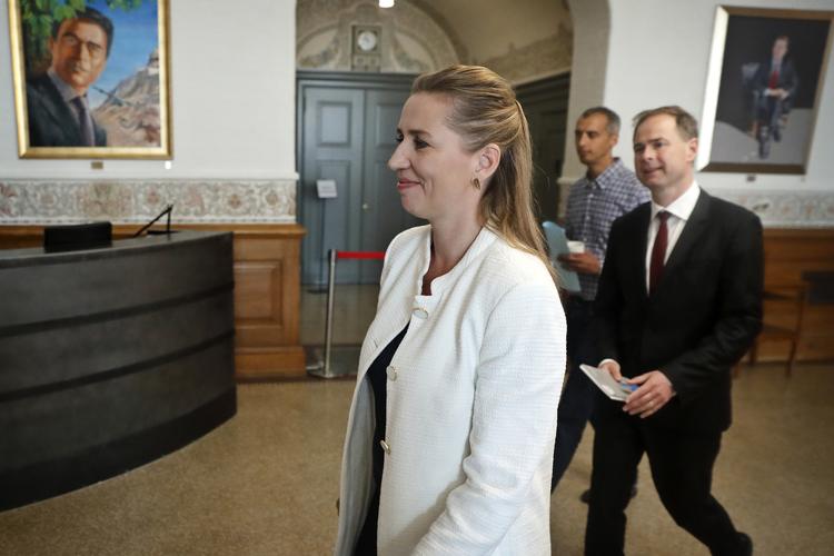 Regeringsforhandlingerngenoptages lørdag formiddag efter nogle dages pause, hvor mange politikere har været til Folkemødet. På billedet ankommer kongelig undersøger S-formand Mette Frederiksen sammen med Mattias Tesfaye og  Nicolai Wammen til forhandlinger tidligere på ugen på Christiansborg. 
   Foto: Jens Dresling/POLFOTO