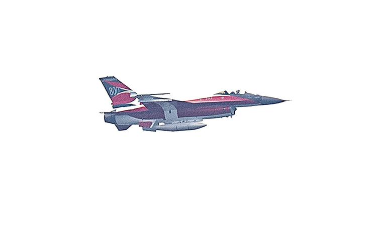En flagsmykket F-16 jager fløj lørdag over Danmark for at fejre Dannebrogs jubilæum.  Her ses den over Fredericia. Foto: Claus Fisker/Ritzau Scanpix
