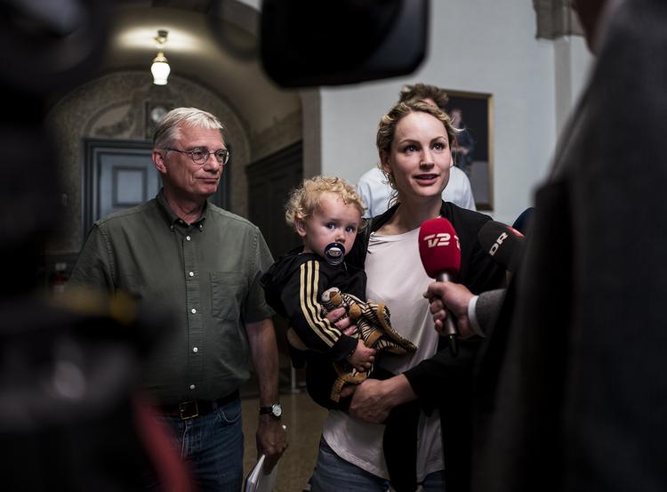Pernille Skipper fra Enhedslisten ankom til forhandlingerne med sin søn på armen. Foto: Jonas Olufson/Ritzau Scanpix