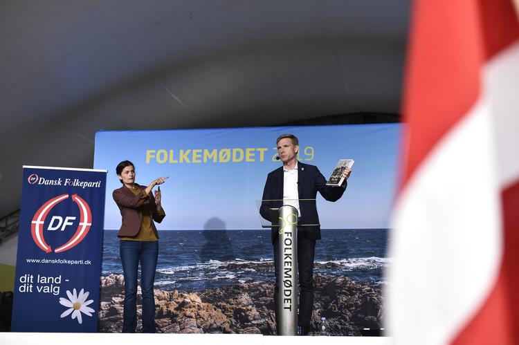 Kristian Thulesen Dahl fra Dansk Folkeparti holdt lørdag middag partiledertale på Hovedscenen i Allinge på Bornholm under Folkemødet.
   Foto: Mads Claus Rasmussen/Ritzau Scanpix