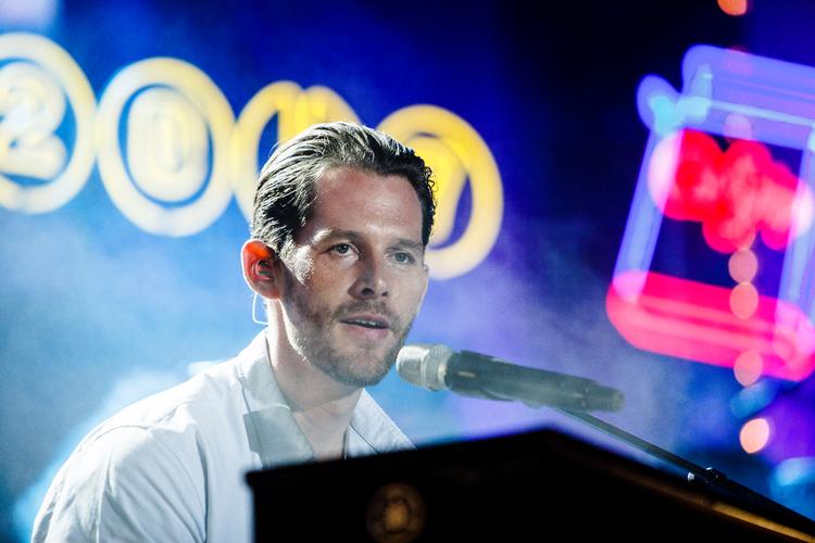 
Rasmus Seebach må lørdag aflyse familiekoncert i Valby Parken på grund af uvejr. Her er han fotograferet ved    Fredagsrock i Tivoli.
   Foto: Per Lange/Ekstra Bladet