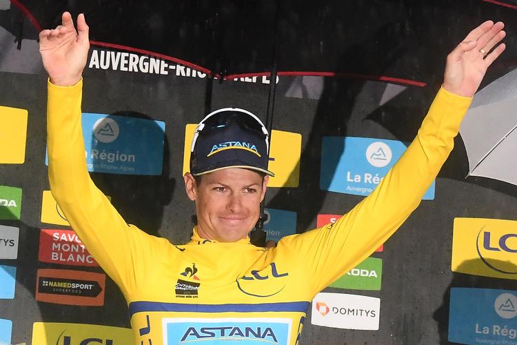 En lykkelig Jakob Fuglsang jubler efter at have erobret den gule førertrøje i Critèrium du Dauphiné. Foto: Anne-christine Poujoulat/Ritzau Scanpix