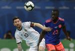 Argentinas Lionel Messi og Colombias Davinson Sanchez. Det blev Colombia, som løb med sejren på 0-2.  Foto: Juan Mabromata/Ritzau Scanpix