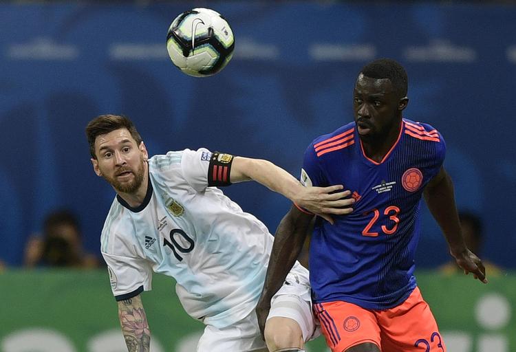 Argentinas Lionel Messi og Colombias Davinson Sanchez. Det blev Colombia, som løb med sejren på 0-2.  Foto: Juan Mabromata/Ritzau Scanpix