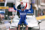 19-årige Remco Evenepoel har grund til at juble efter sin overbevisende sejr i Belgien Rundt. Foto: Luc Claessen/Getty Images. 