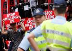 Demonstranter er igen på gaden i Hongkong søndag. Det er til trods for, at Hongkongs leder, Carrie Lam lørdag udtalte, at en omstridt udleveringslov er suspenderet.  
   Foto: Tyrone Siu/Ritzau Scanpix