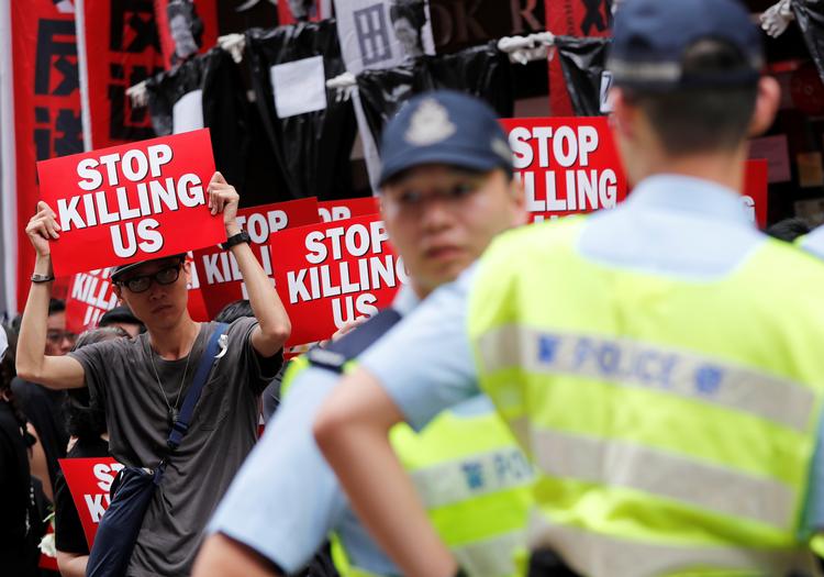 Demonstranter er igen på gaden i Hongkong søndag. Det er til trods for, at Hongkongs leder, Carrie Lam lørdag udtalte, at en omstridt udleveringslov er suspenderet.  
   Foto: Tyrone Siu/Ritzau Scanpix