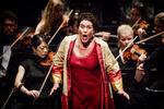 Sopranen Ann Petersen gav den fuld gas også med dramatisk skuespil sammen med Tivolis symfoniorkester. Foto: Miriam Dalsgaard/POLFOTO