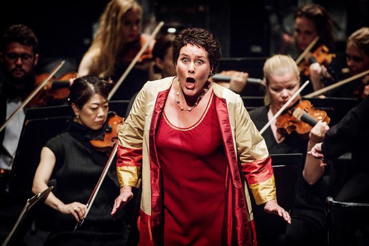 Sopranen Ann Petersen gav den fuld gas også med dramatisk skuespil sammen med Tivolis symfoniorkester. Foto: Miriam Dalsgaard/POLFOTO