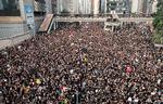 Arrangørerne bag søndagens demonstration siger, at der næsten er to millioner mennesker på gaden. Det skøn er dog ikke baseret på officielle tal.  Foto: Tyrone Siu/Ritzau Scanpix