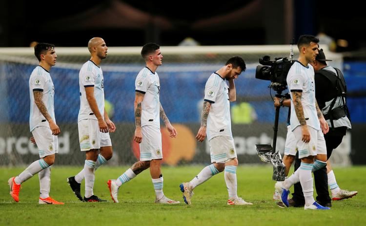 Lionel Messi (th.) er lederskikkelsen på det argentinske landshold, hvor følgesvende som de på landsholdsniveau nærmest uprøvede  Renzo Saravia, Guido Pizarro og Rodrigo De Paul hører til en stadig voksende gruppe af mere ordinære spillere.  Foto: Luisa Gonzalez/Ritzau Scanpix