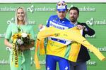 Den schweiziske legende Fabian Cancellara hjælper Kasper Asgreen i den gule førertrøje. 