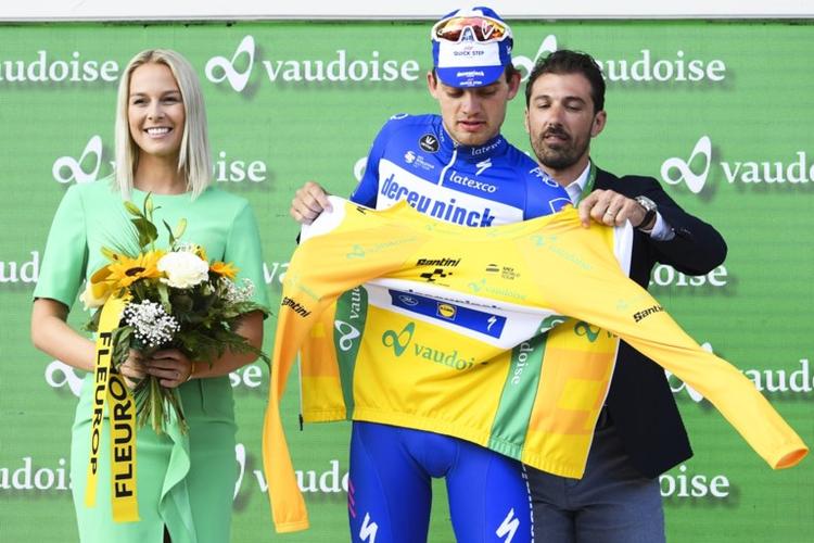 Den schweiziske legende Fabian Cancellara hjælper Kasper Asgreen i den gule førertrøje. 