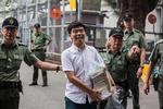 Hongkongs mest kendte demokratiforkæmper, Joshua Wong, forlader fængslet, efter at han mandag formiddag pludselig blev løsladt af myndighederne - angiveligt i et forsøg på at dæmpe den folkelige vrede, som er opstået mod regeringen. Foto: Isaac Lawrence/Ritzau Scanpix